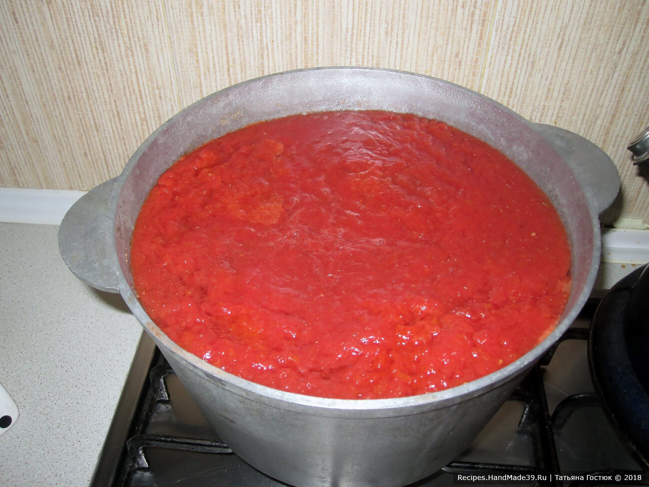 Настоящий томатный сок в банках – фото шаг 4. Выжатый сок переливаем в большую кастрюлю, кипятим около 10-15-ти минут
