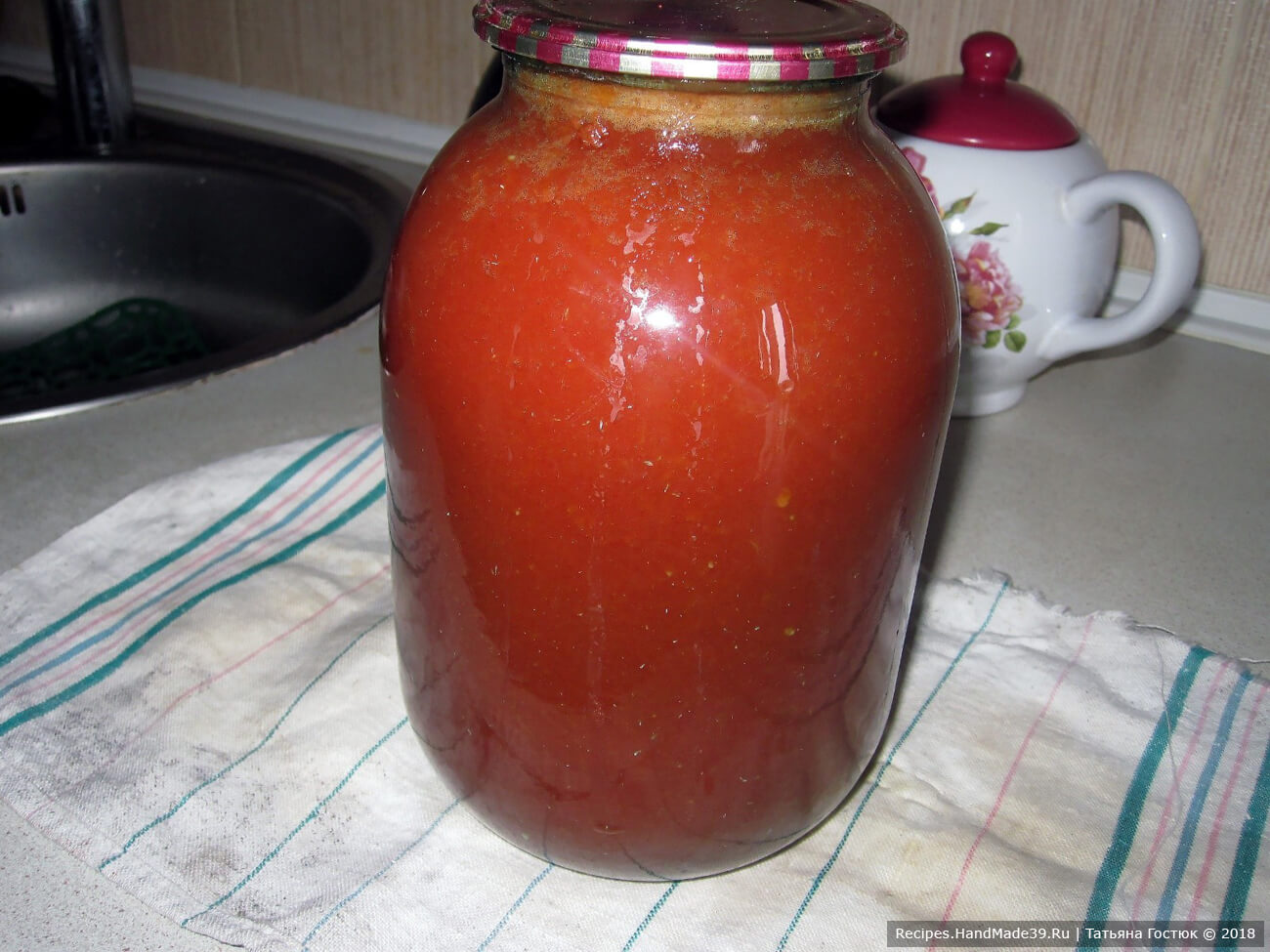Настоящий томатный сок в банках – фото шаг 5. Переливаем сок в стерилизованную банку, накрываем стерилизованной крышкой