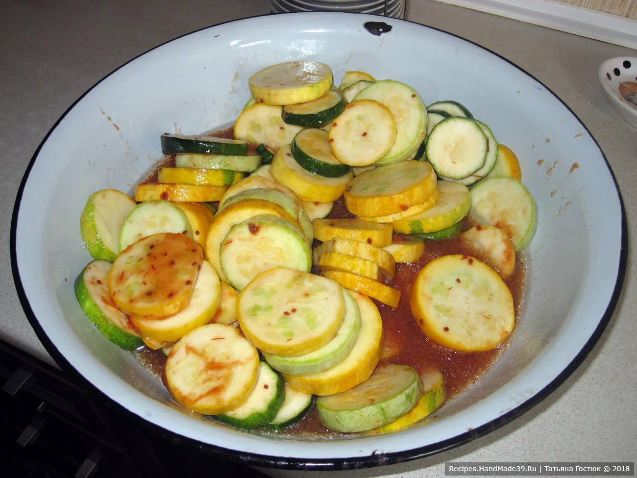 Консервированный салат из кабачков в томате – фото шаг 3. Приготовить маринад и залить им кабачки