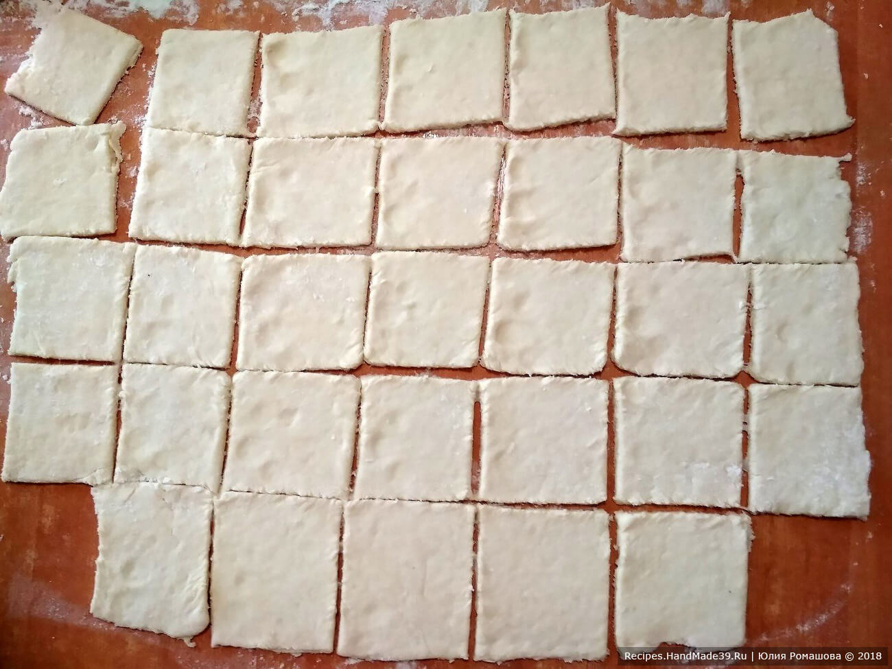 Рецепты квадратики. Квадратики из теста. Нарезанное квадратиками тесто. Нарезаем тесто на квадраты. Квадраты из слоеного теста.