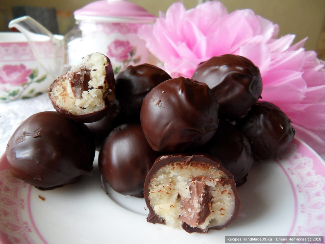 Марципановые конфеты в шоколаде
