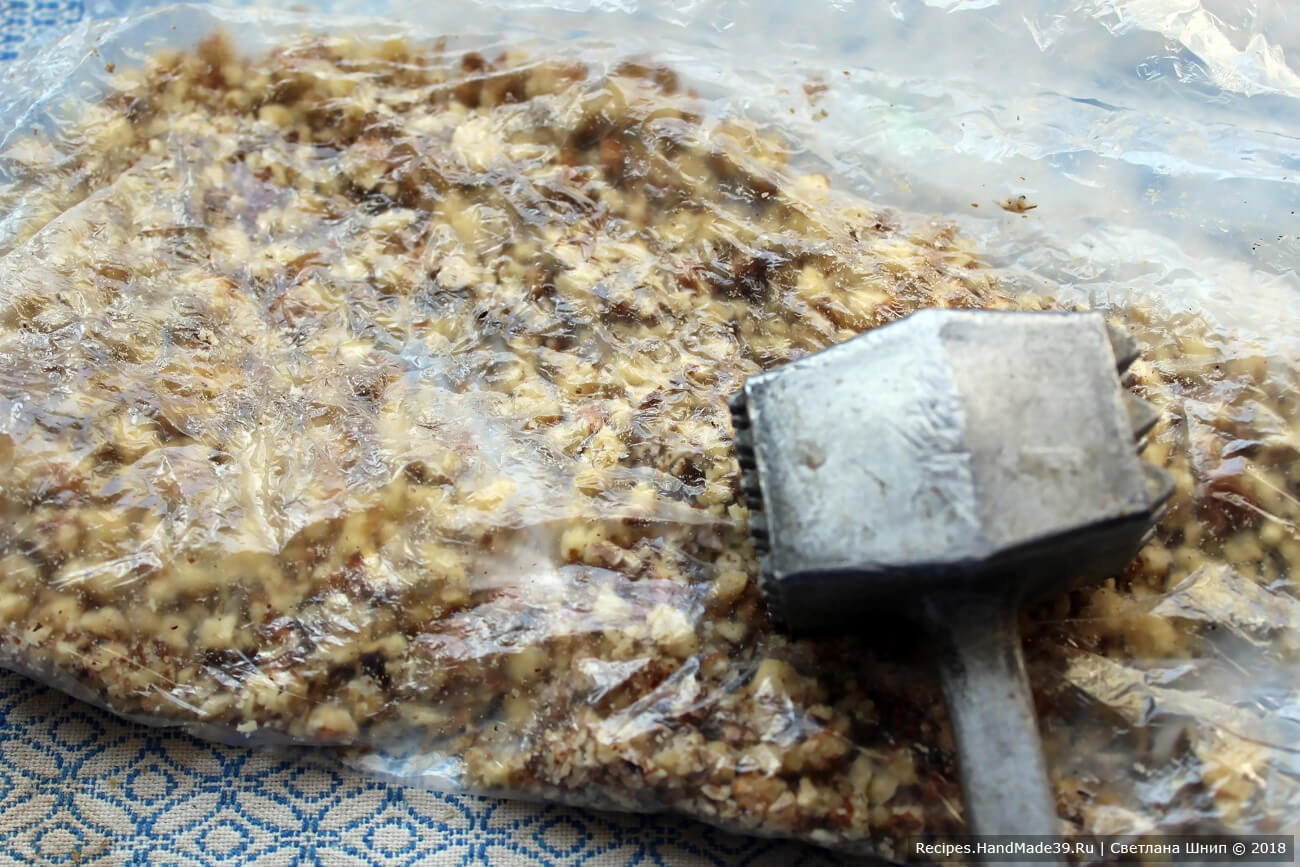 Салат «Любовница» со свёклой – фото шаг 5. Грецкие орехи очистить, раздробить молотком или скалкой