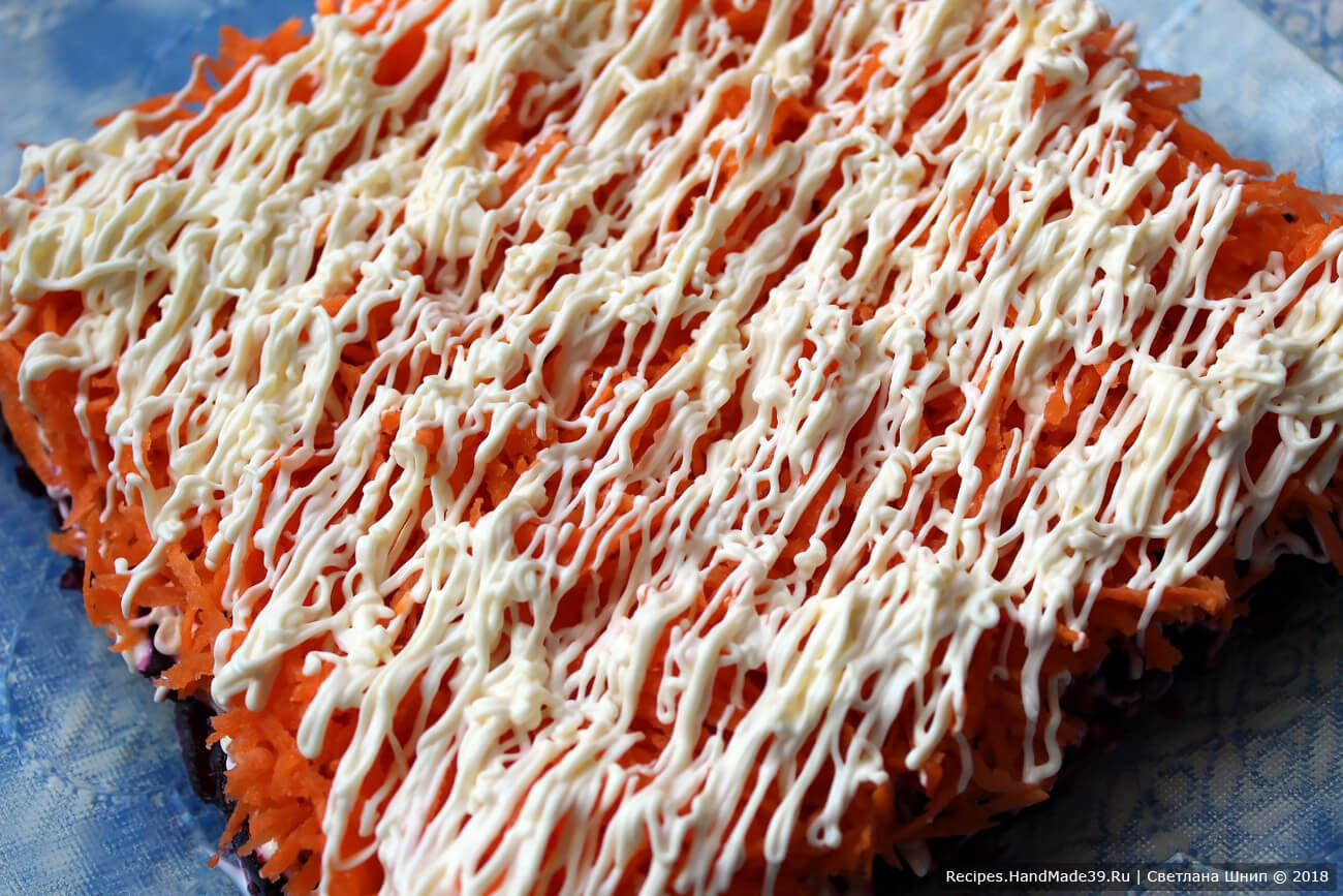 Салат «Любовница» со свёклой – фото шаг 7. 2-й слой – морковь + «сетка» майонеза