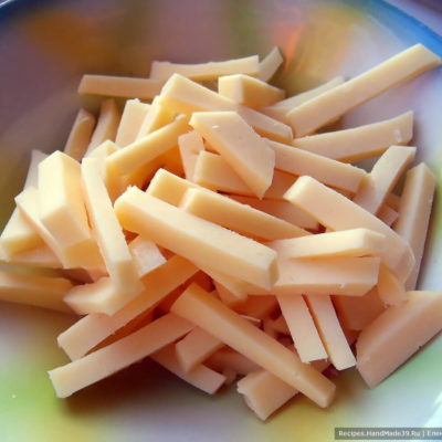 Нарезать ломтиками сыр
