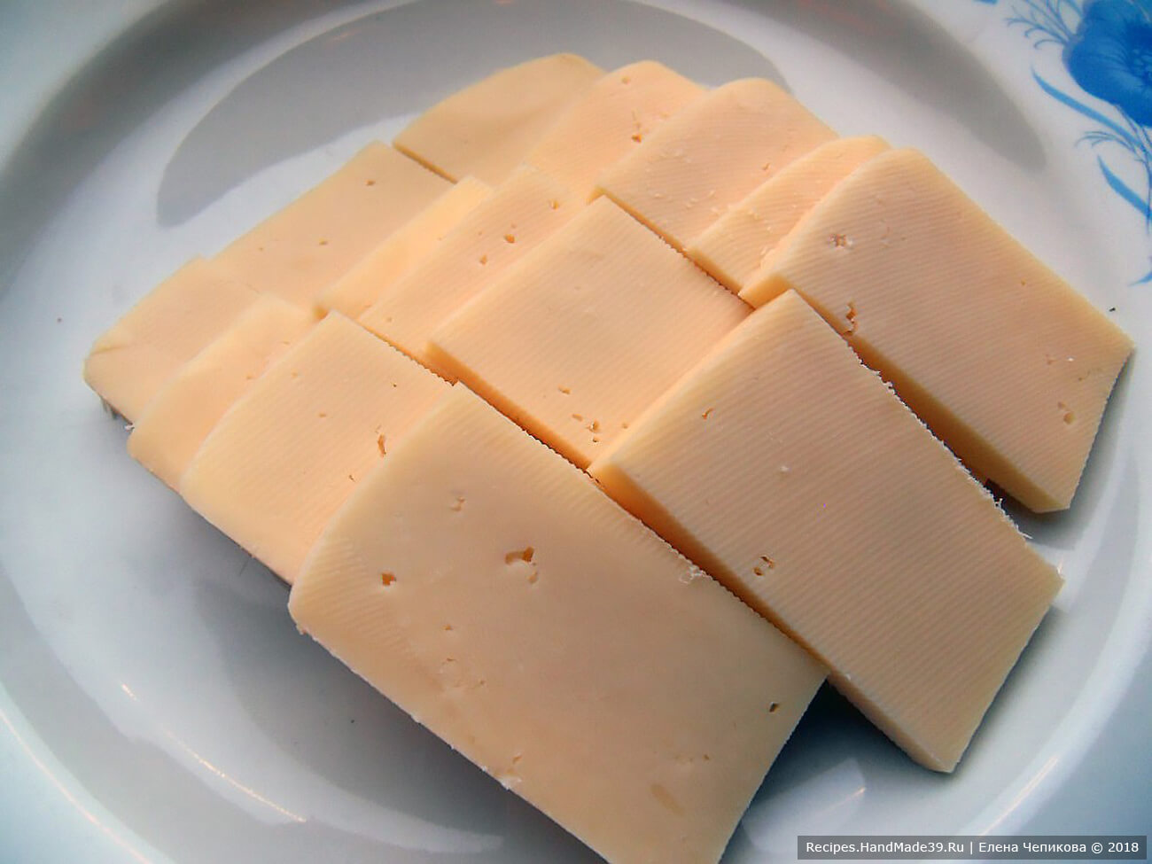 Сыр нарезать ломтиками
