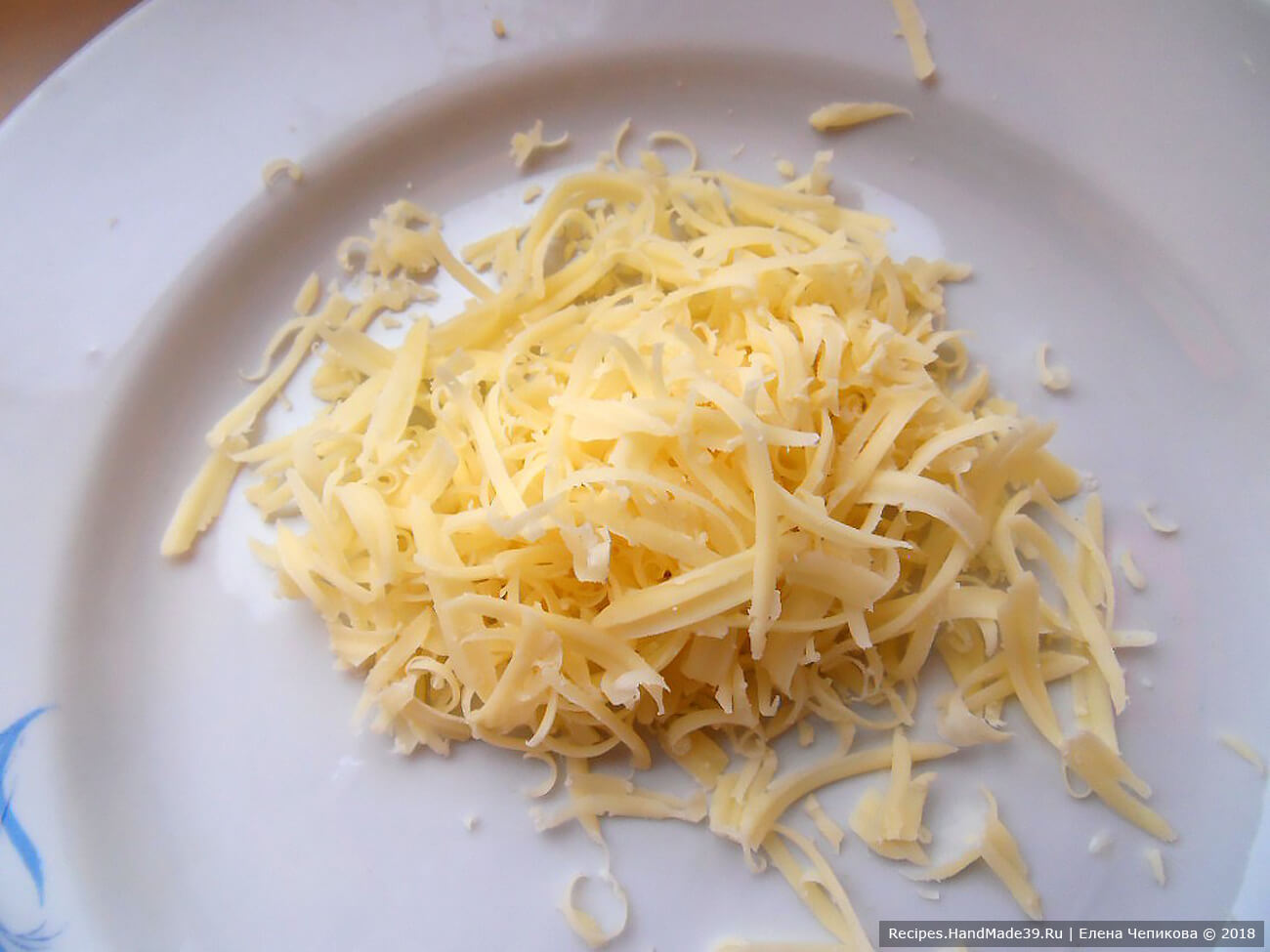Сыр натереть на средней тёрке