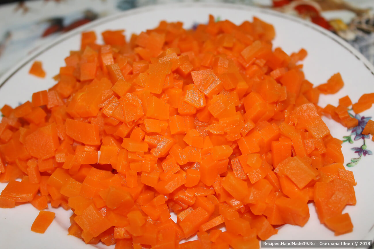 Морковь отварить, очистить, нарезать мелкими кубиками