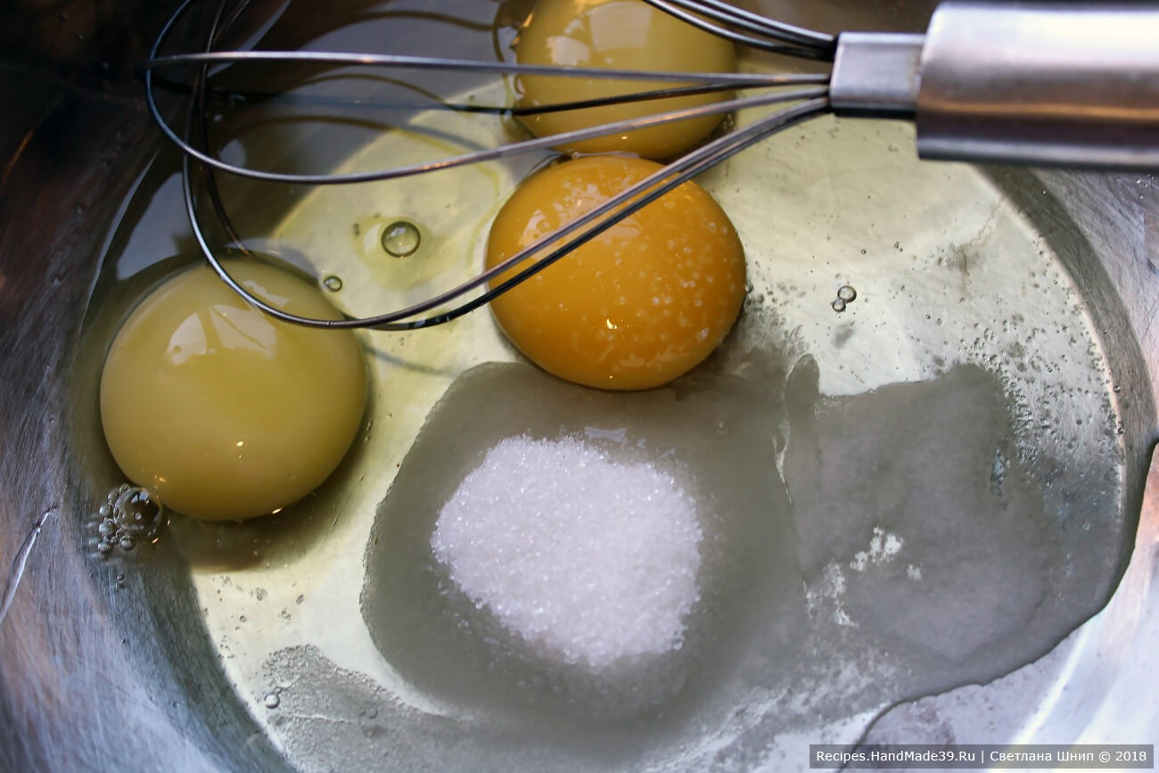 Соединить яйца, сахар и растительное масло