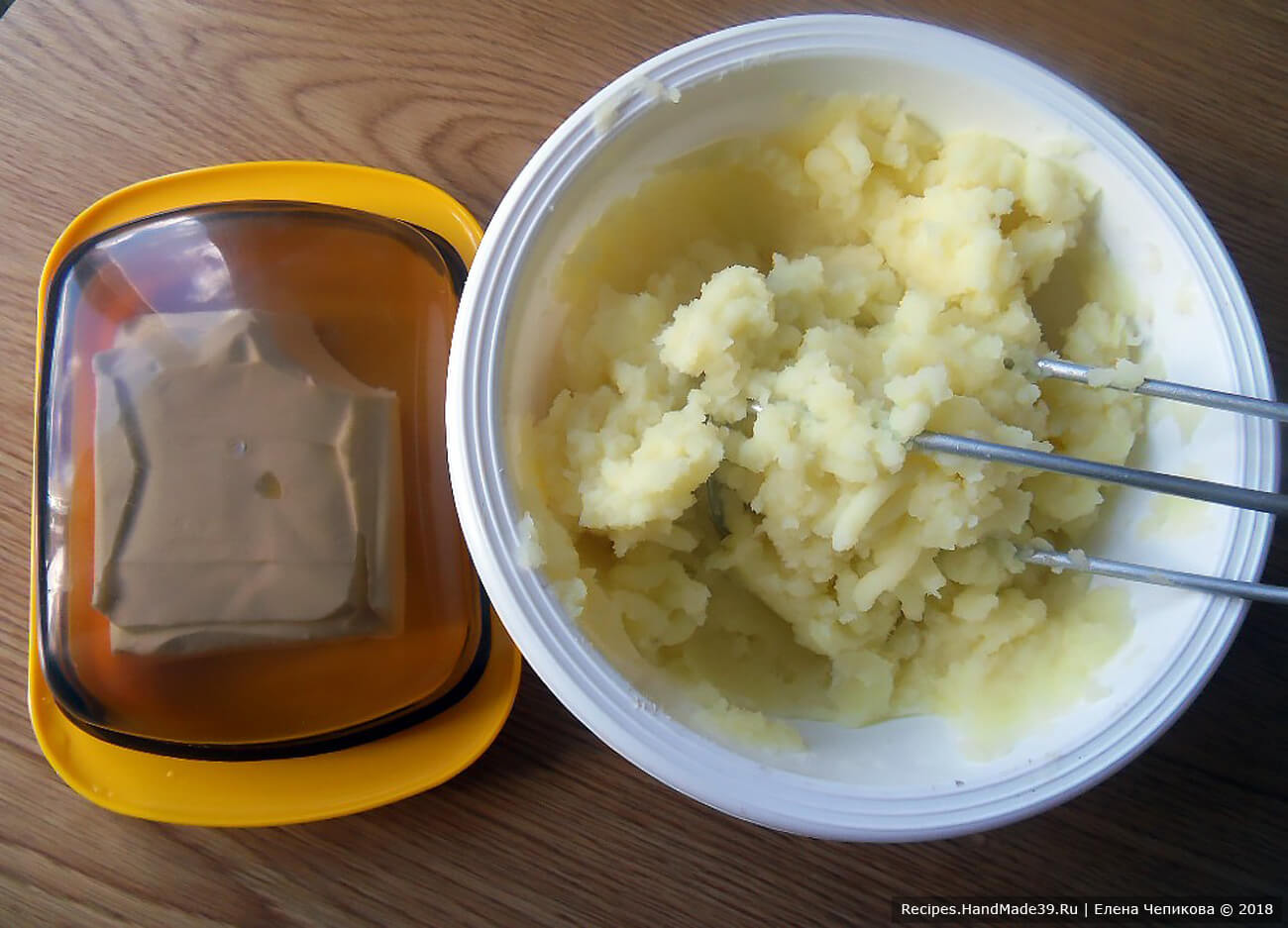 Воду слить, картофель горячим размять, добавить 1 столовую ложку сливочного масла