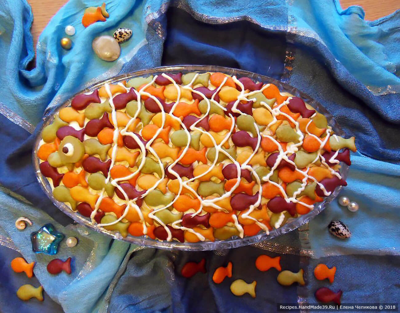 Рыбный салат с крекерами и сыром