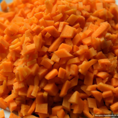 Морковь нарезать мелким кубиком