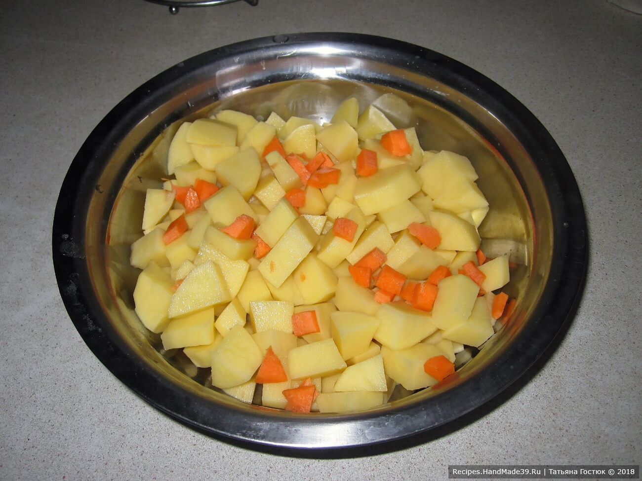 Картофель чистим, нарезаем кубиками. Морковку режем меленькими кубиками