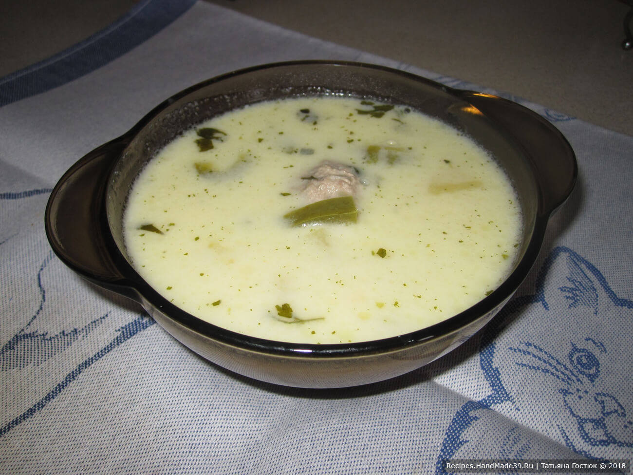 Подаём сырный суп с фрикадельками горячим. Поверьте, это неимоверно вкусно, попробуйте! Приятного аппетита!