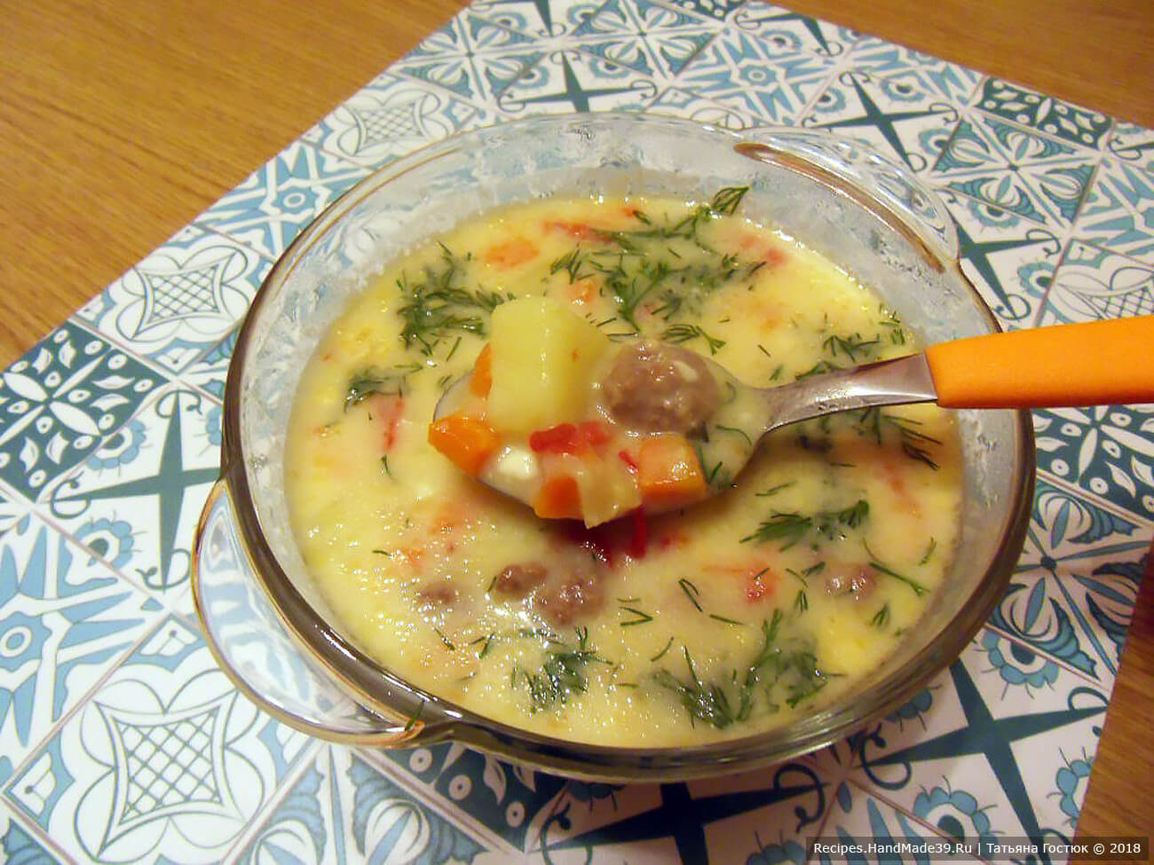 Сытный суп из плавленых сырков с фрикадельками и болгарским перцем