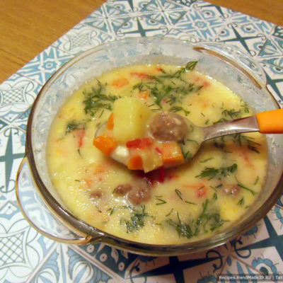 Сытный суп из плавленых сырков с фрикадельками и болгарским перцем