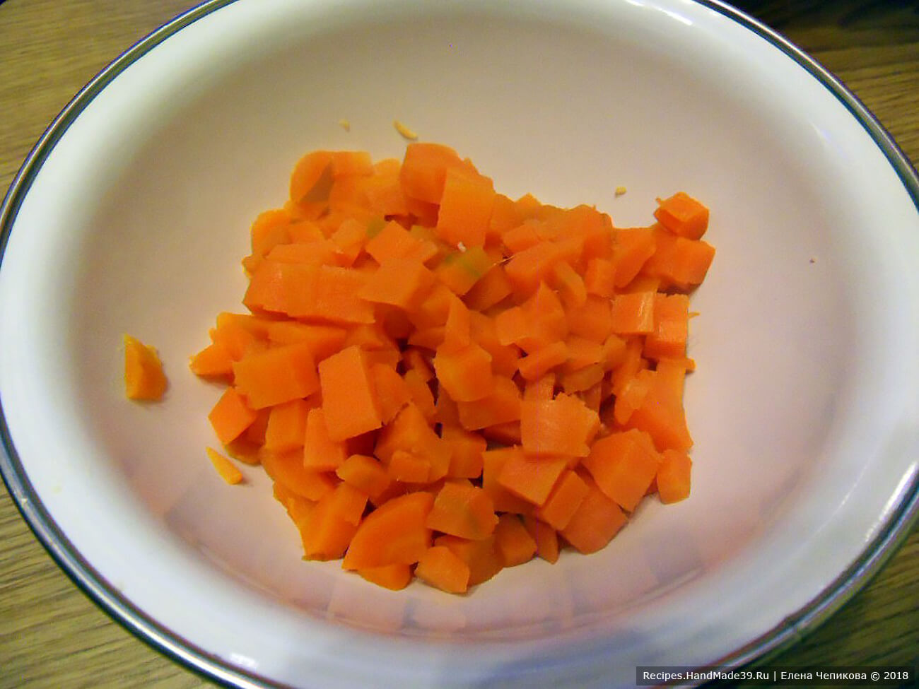 Морковь отварить, остудить, очистить, нарезать кубиками