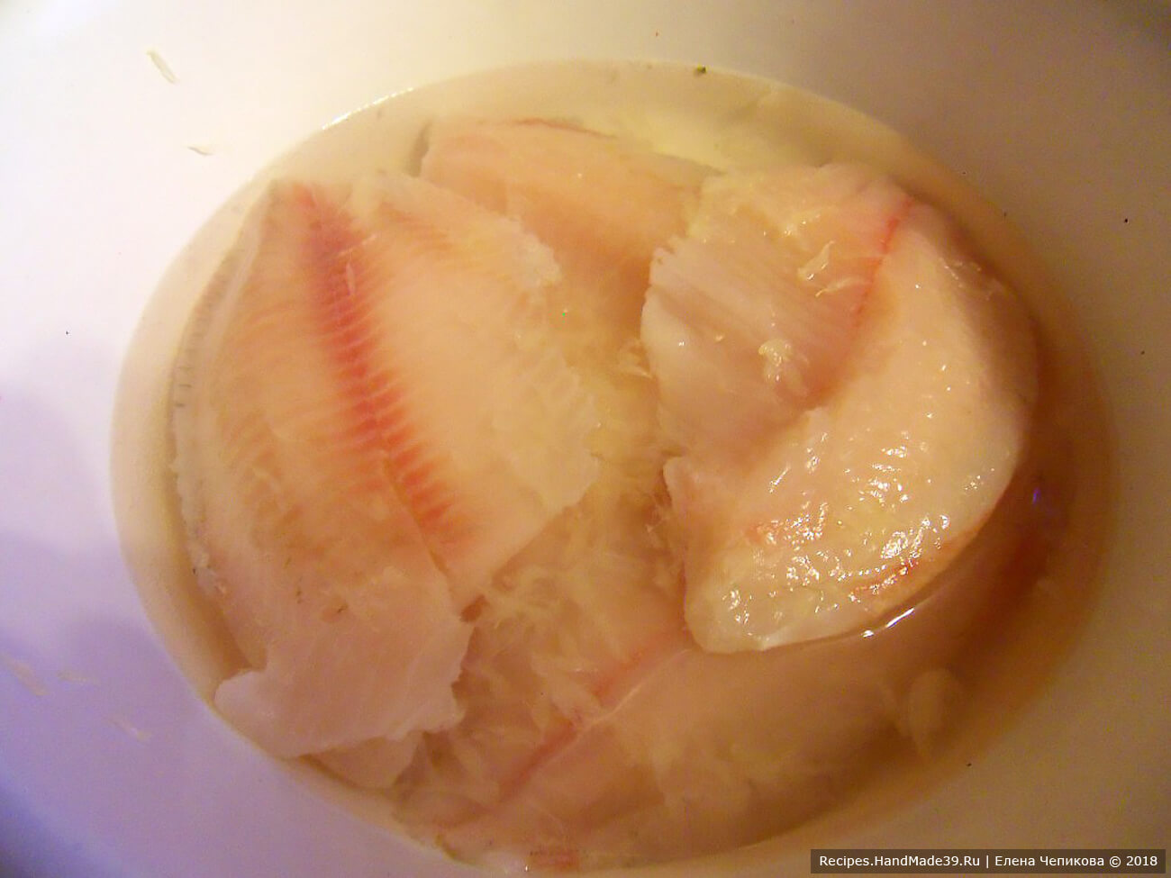 Филе белой рыбы (тиляпия, морской язык) промыть, обсушить сбрызнуть соком лимона, посолить, поперчить. Отварить в небольшом количестве воды