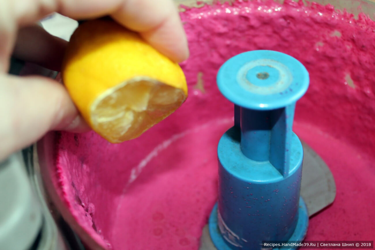 Выдавить лимонный сок, добавить его к массе