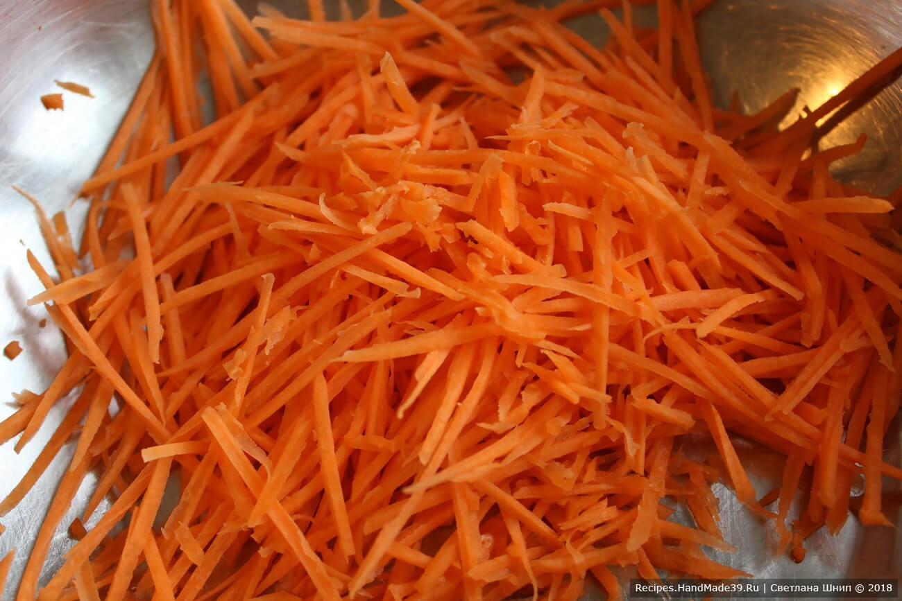 Морковь вымыть, очистить, натереть на тёрке для моркови по-корейски
