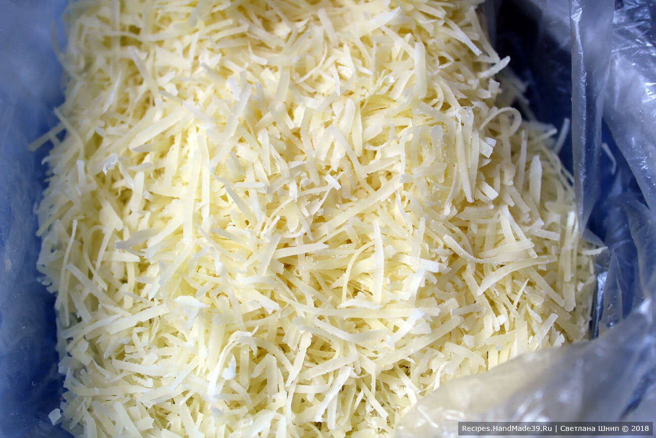 Сыр натереть на мелкую тёрку