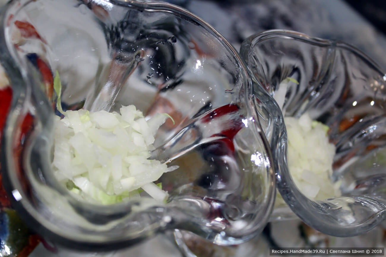 Выложить салат слоями в порционные салатники: пекинская капуста («мясистые части») – репчатый лук