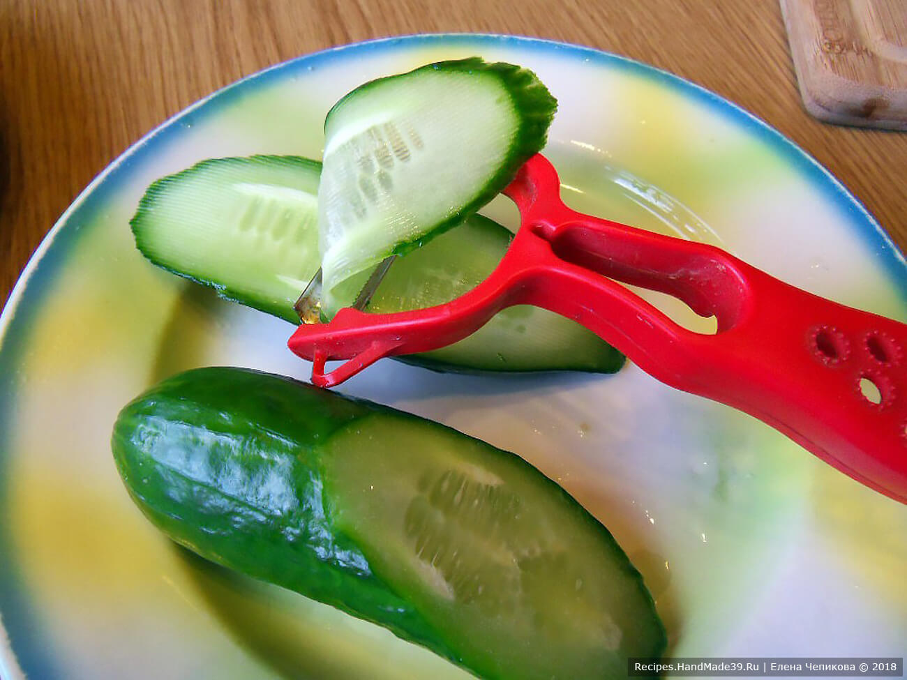 Свежий огурец вымыть, нарезать на тонкие пласты с помощью ножа для чистки овощей