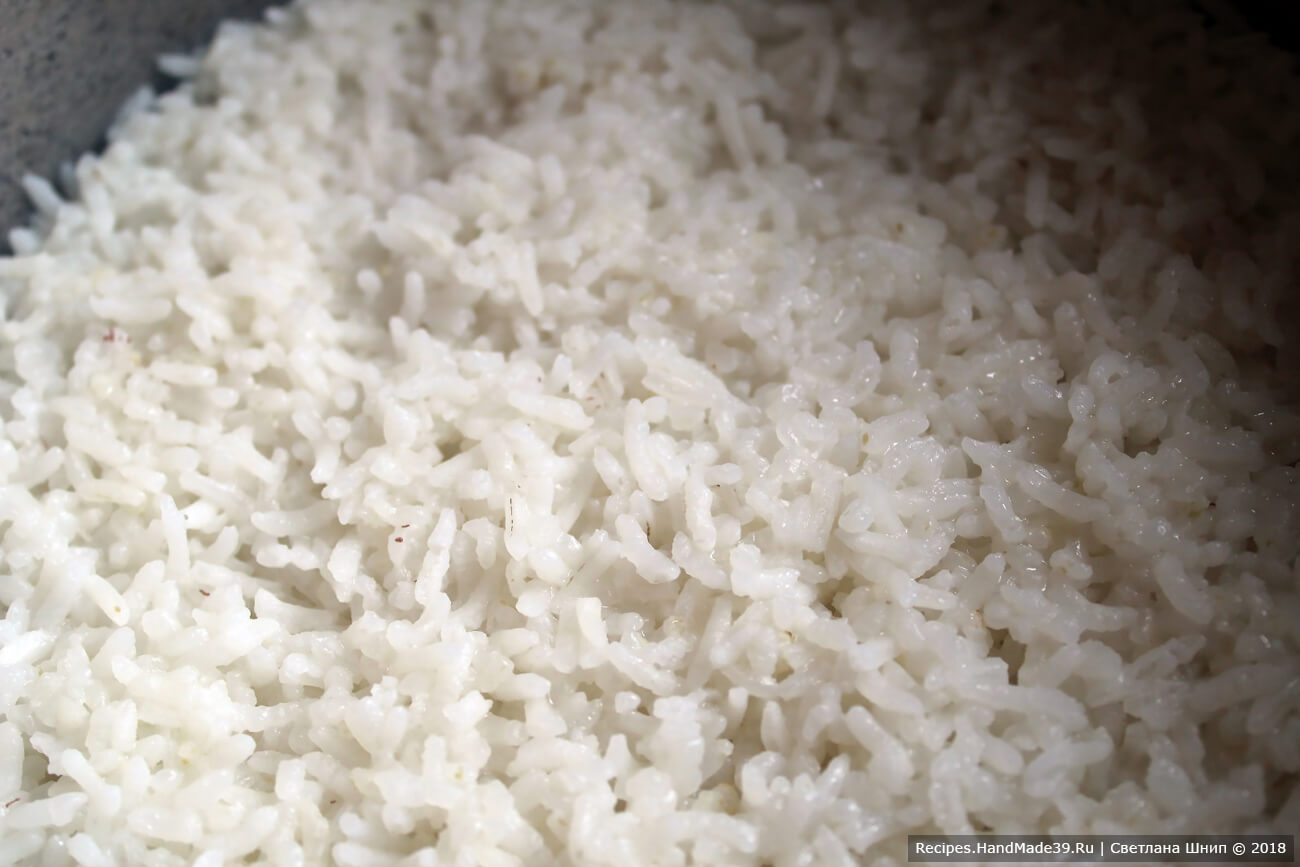 Рис отварить почти до готовности.