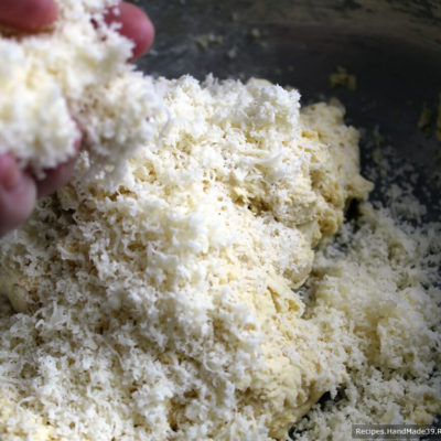 Соединить сыр, кукурузную и пшеничную муку и кефирную массу