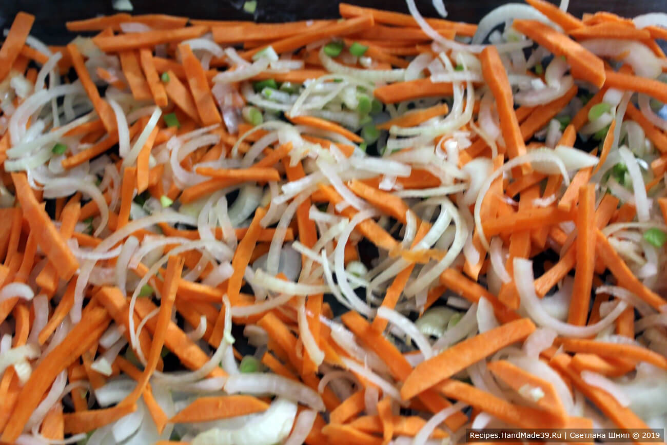 Морковь, репчатый и зелёный лук выложить ровным слоем в форму для запекания – это «овощная подушка» 