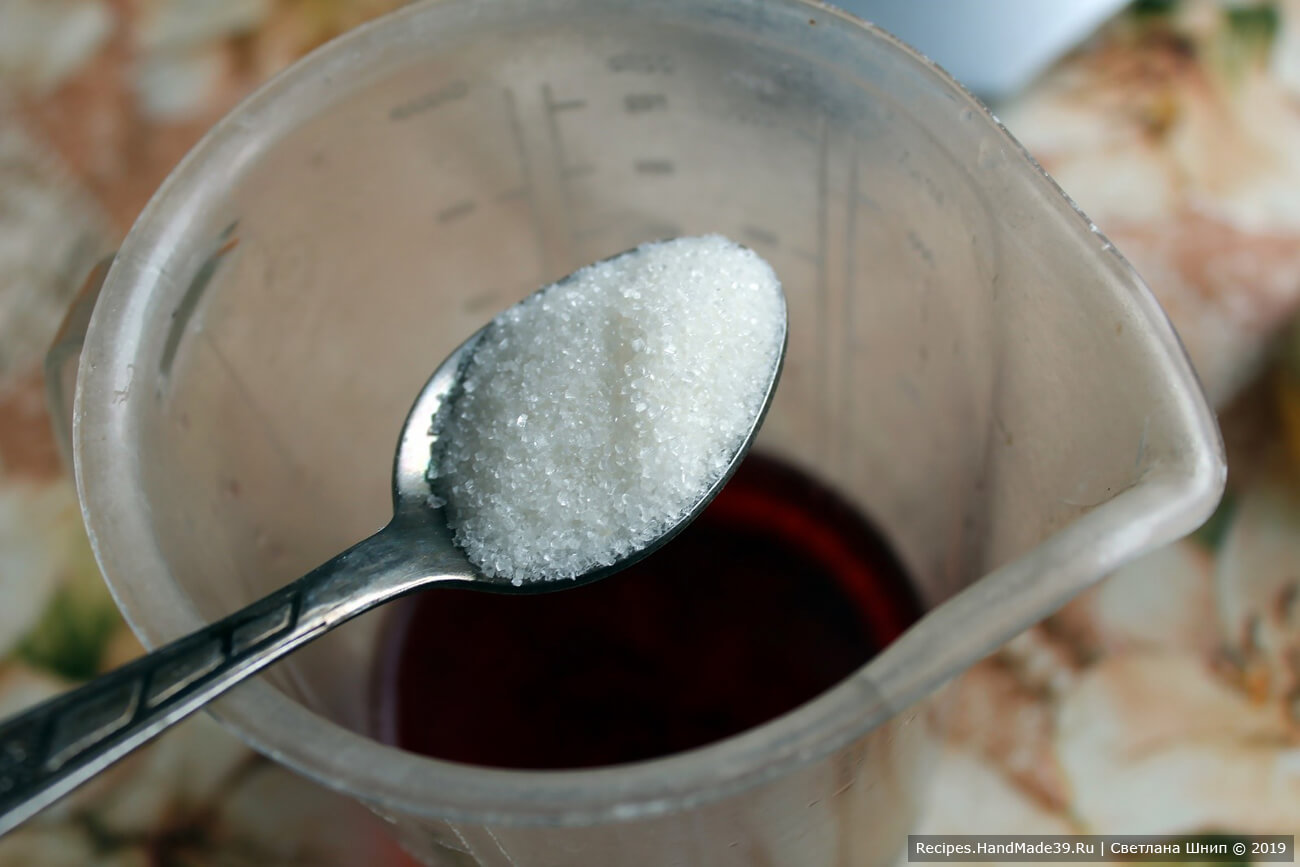 В гранатовый сок добавить сахар