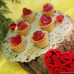 Тарталетки с печёночным паштетом и гранатовым желе