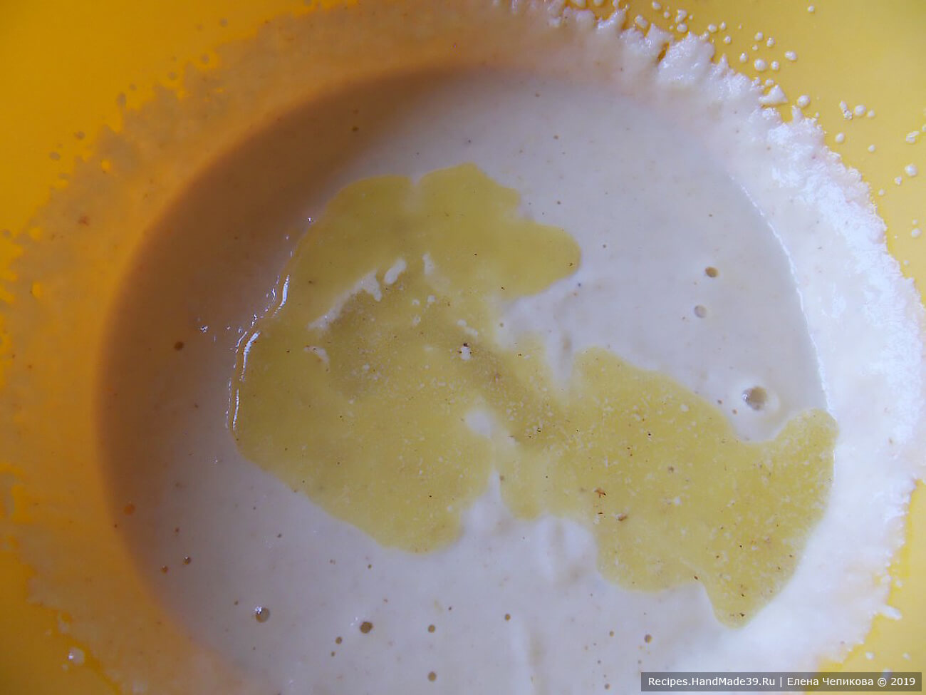 Манник на йогурте – фото шаг 4. Влить в массу слегка охлаждённое растопленное сливочное масло, перемешать
