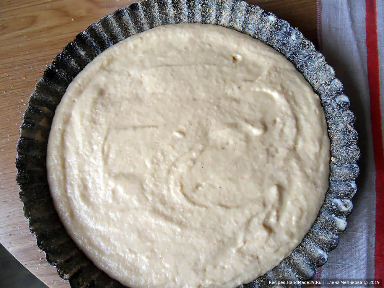 Манник на йогурте – фото шаг 6. Выложить в форму тесто, разровнять поверхность