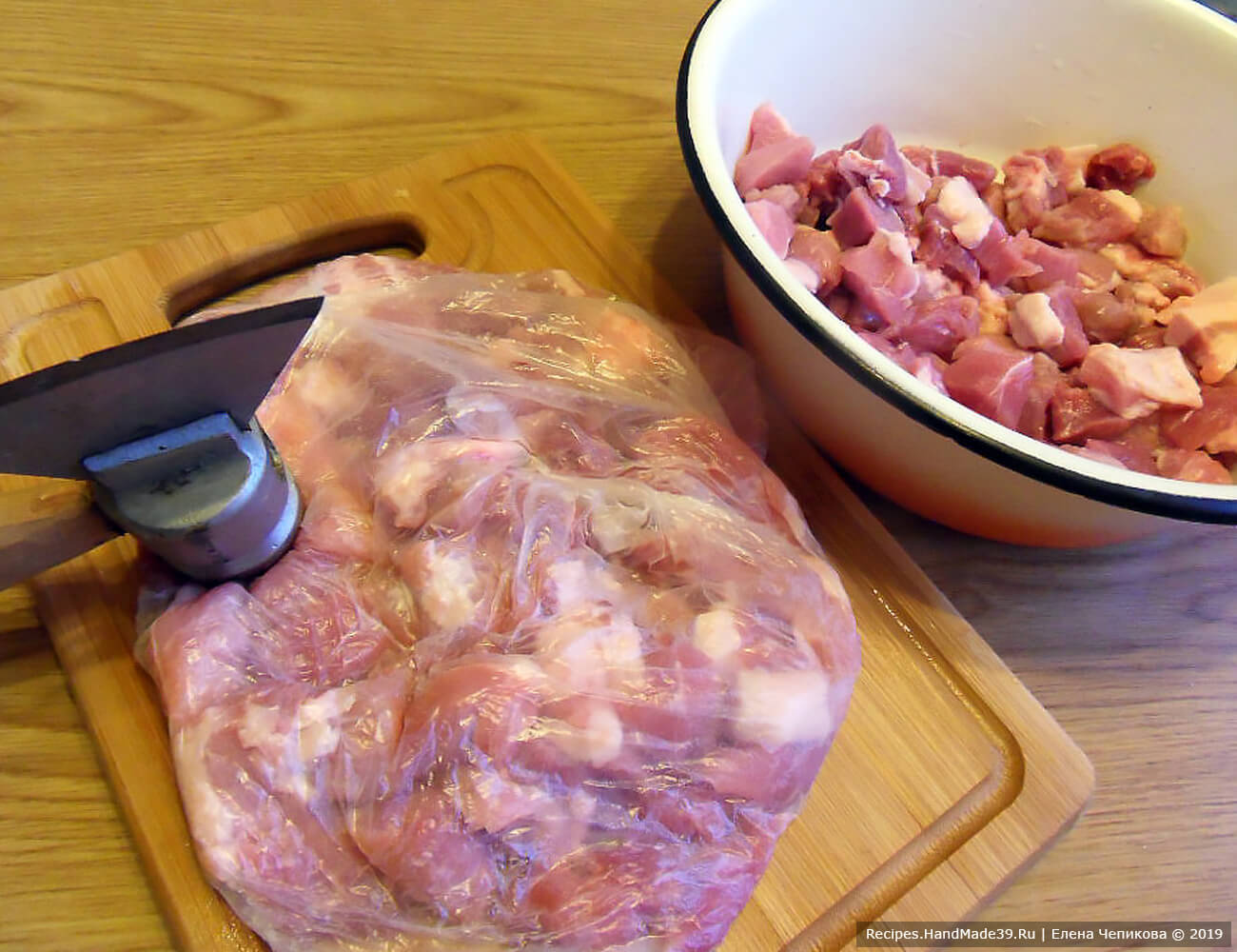 Мясо нарезать небольшими кусочками, сложить в целлофановый пакет и отбить молотком с двух сторон. Посолить, поперчить