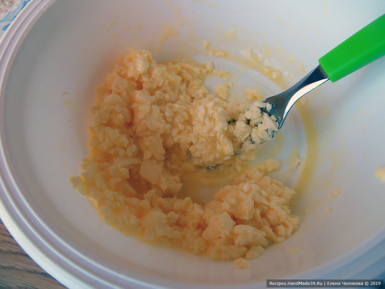Французский луковый пирог – фото шаг 1. Приготовление песочного теста: размягчённое сливочное масло смешать с яйцом и щепоткой соли