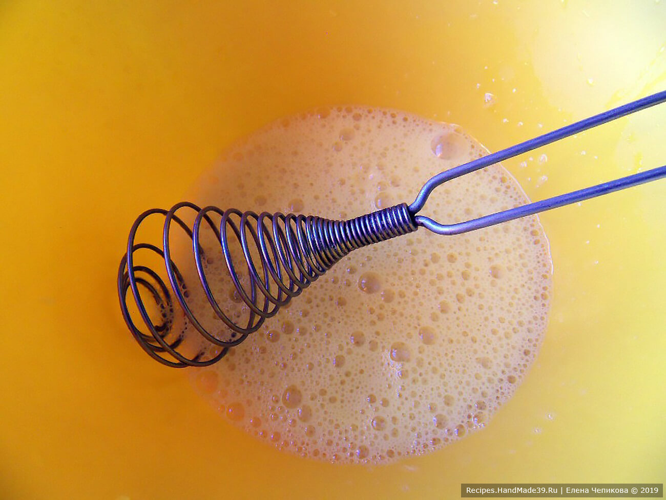 Французский луковый пирог – фото шаг 7. Приготовление заливки: яйца слегка взбить