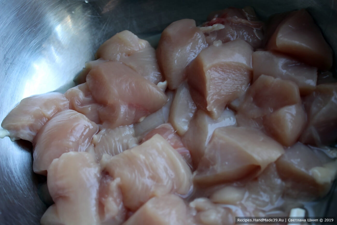 Филе куриной грудки порезать на кусочки для шашлыка.