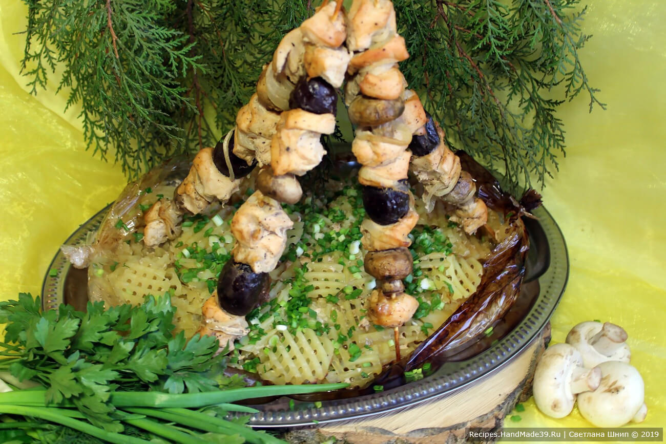 Куриный шашлык с грибами, запечённый в рукаве с картофелем