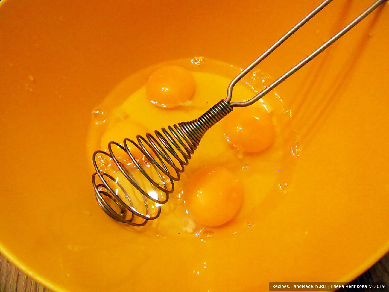 Яйца взбить с ванильным сахаром