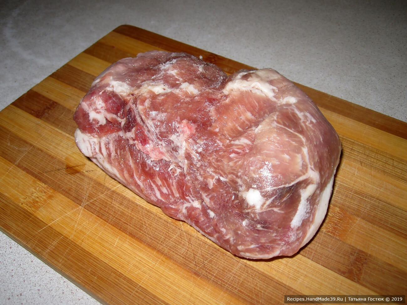 Вот такой кусок свиного филе я использовала для приготовления классических отбивных из свинины. Мясо надо промыть и обсушить бумажным полотенцем