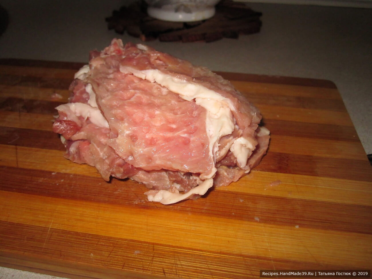 Отбить мясо с обеих сторон, чтобы каждый кусок получился толщиной не более 2 мм
