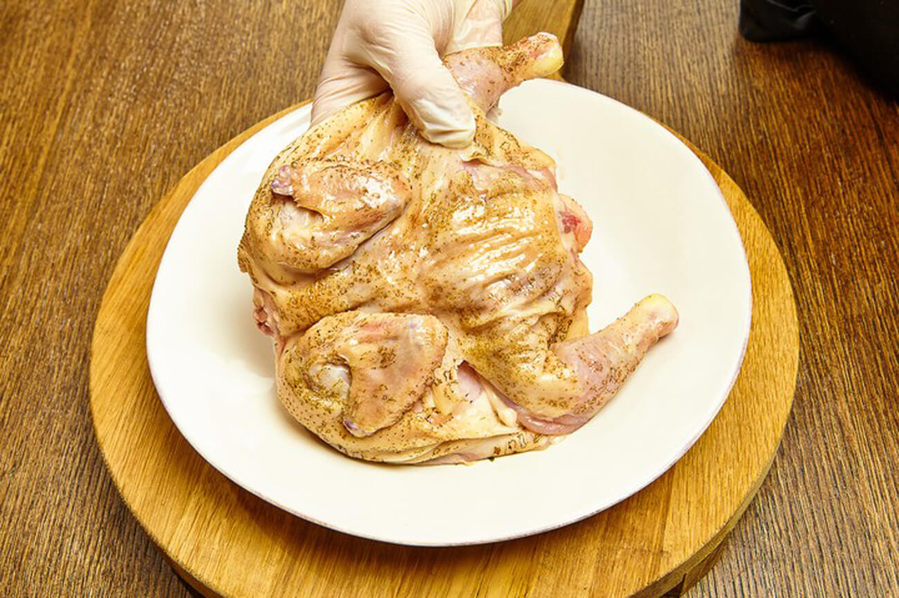 Цыплёнка разрезать по грудке