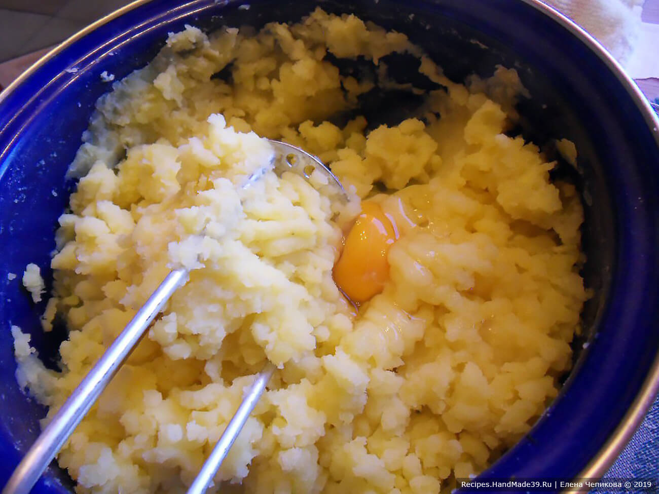 Горячий картофель размять, смешать с сырым яйцом. Посолить по вкусу