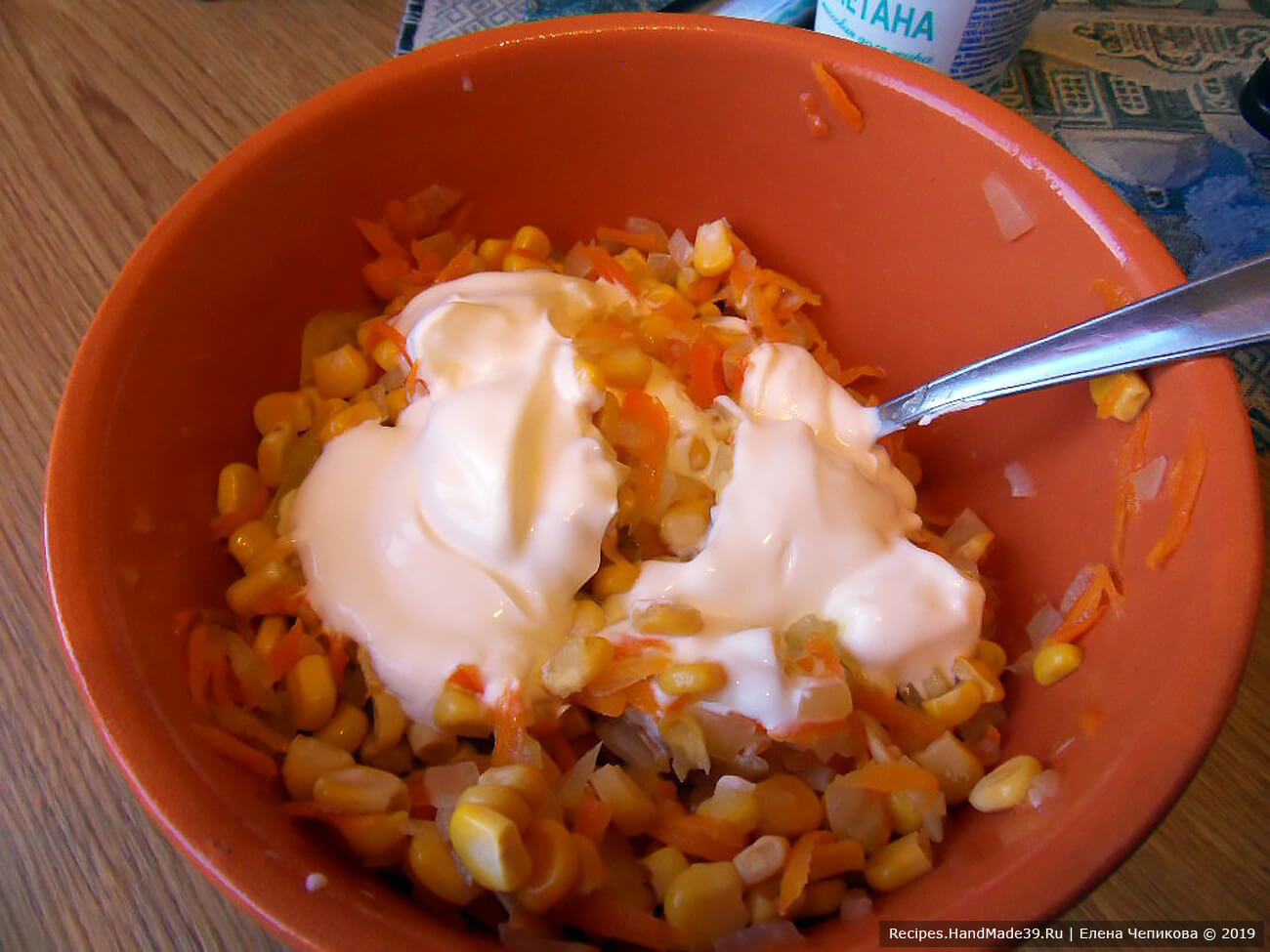 Лук и морковь поджарить на масле. Добавить в конце на сковороду кукурузу, хорошо прогреть всю смесь. Посолить по вкусу. Заправить овощную смесь сметаной (примерно 3 ст. л.)