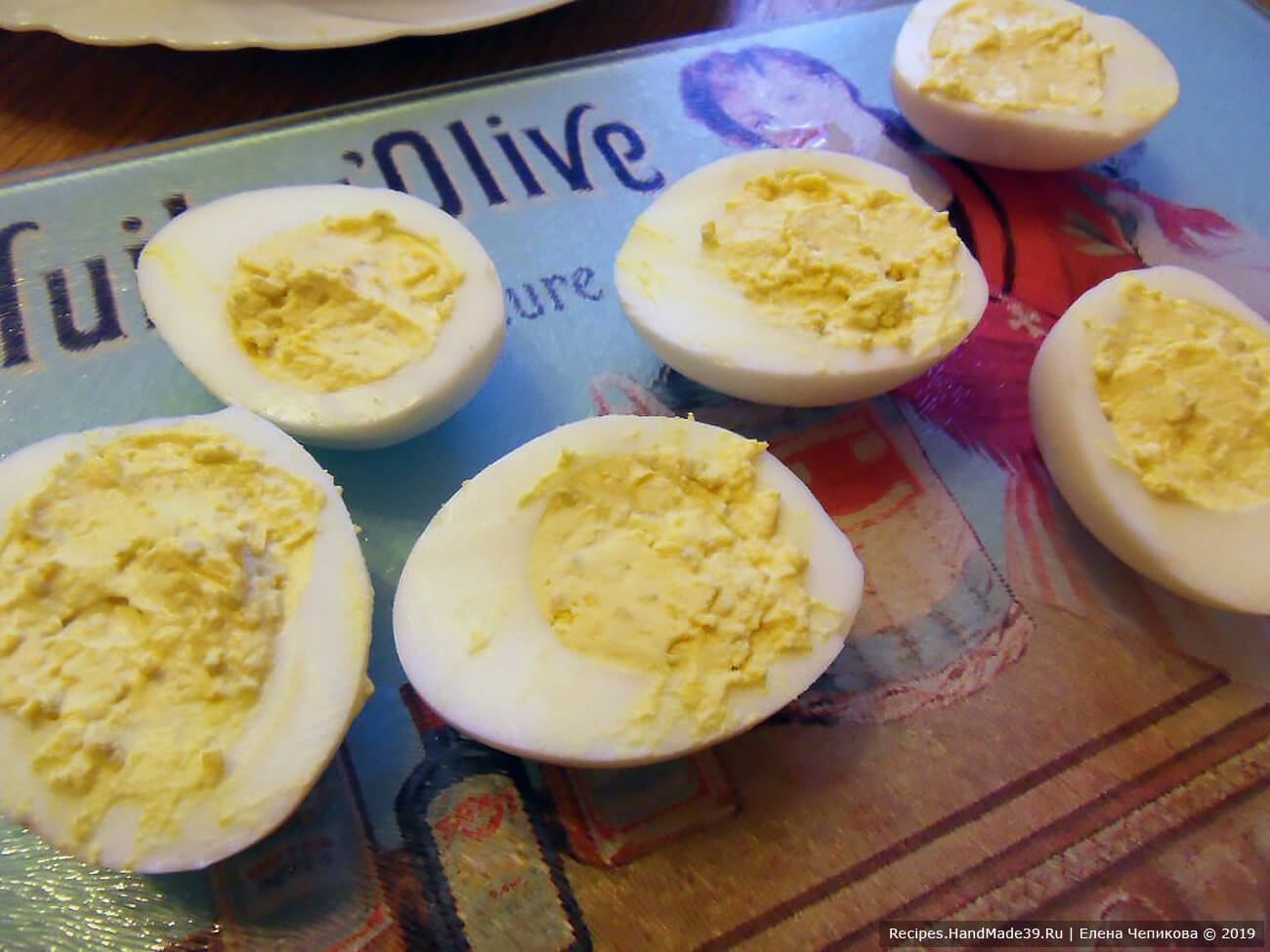 Начинить смесью половинки яиц