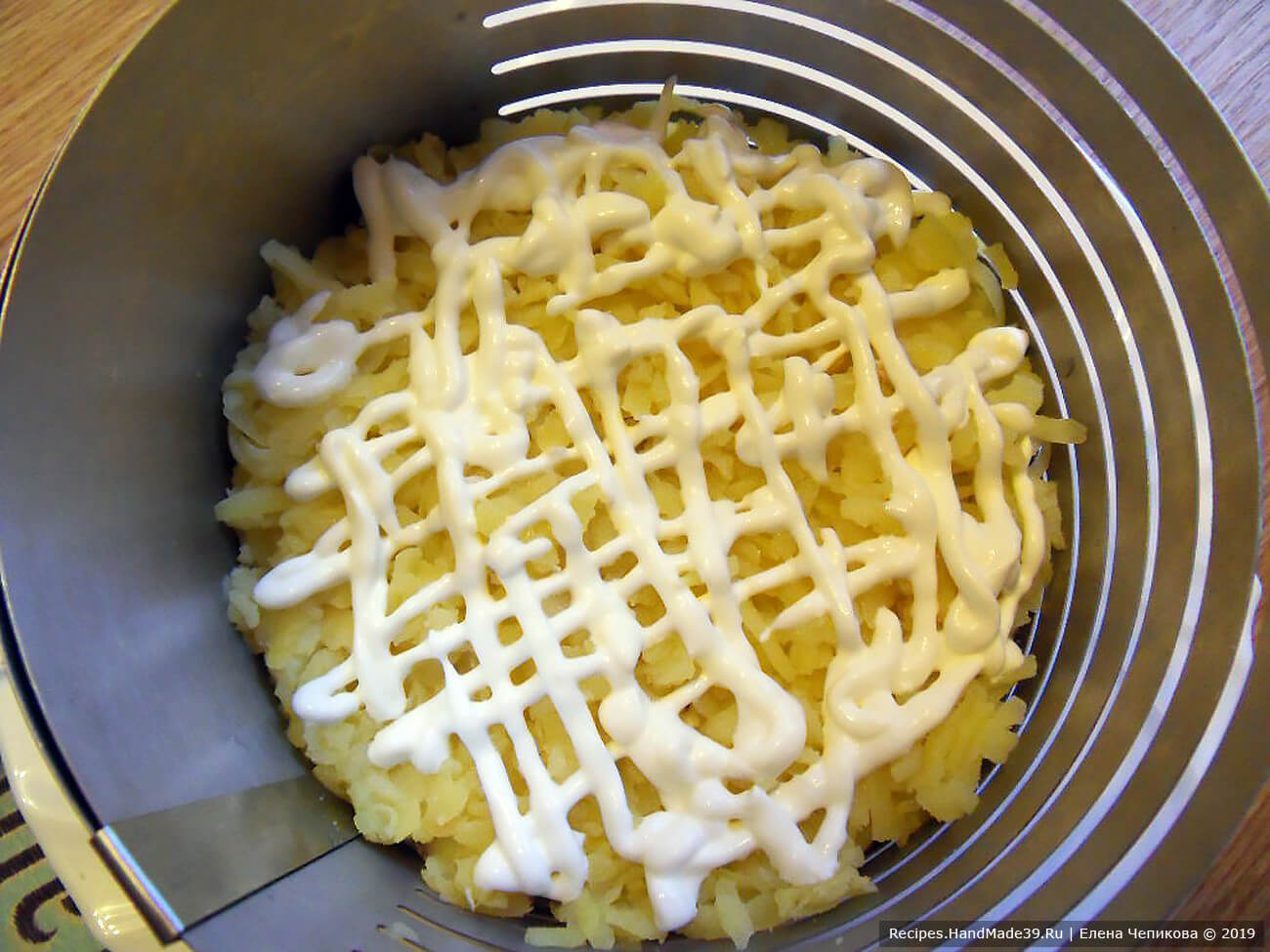 Третий слой – варёный картофель и майонез (или сметана)