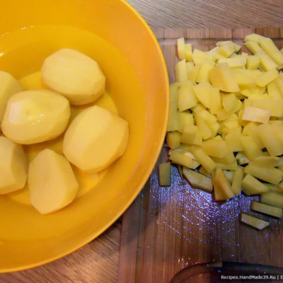 Картофель нарезать небольшими брусочками