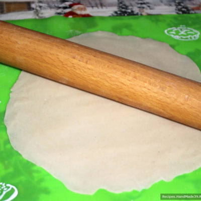 Каждую часть раскатать в тонкий круг, ориентируясь на диаметр сковороды, в которой будут выпекаться лепёшки