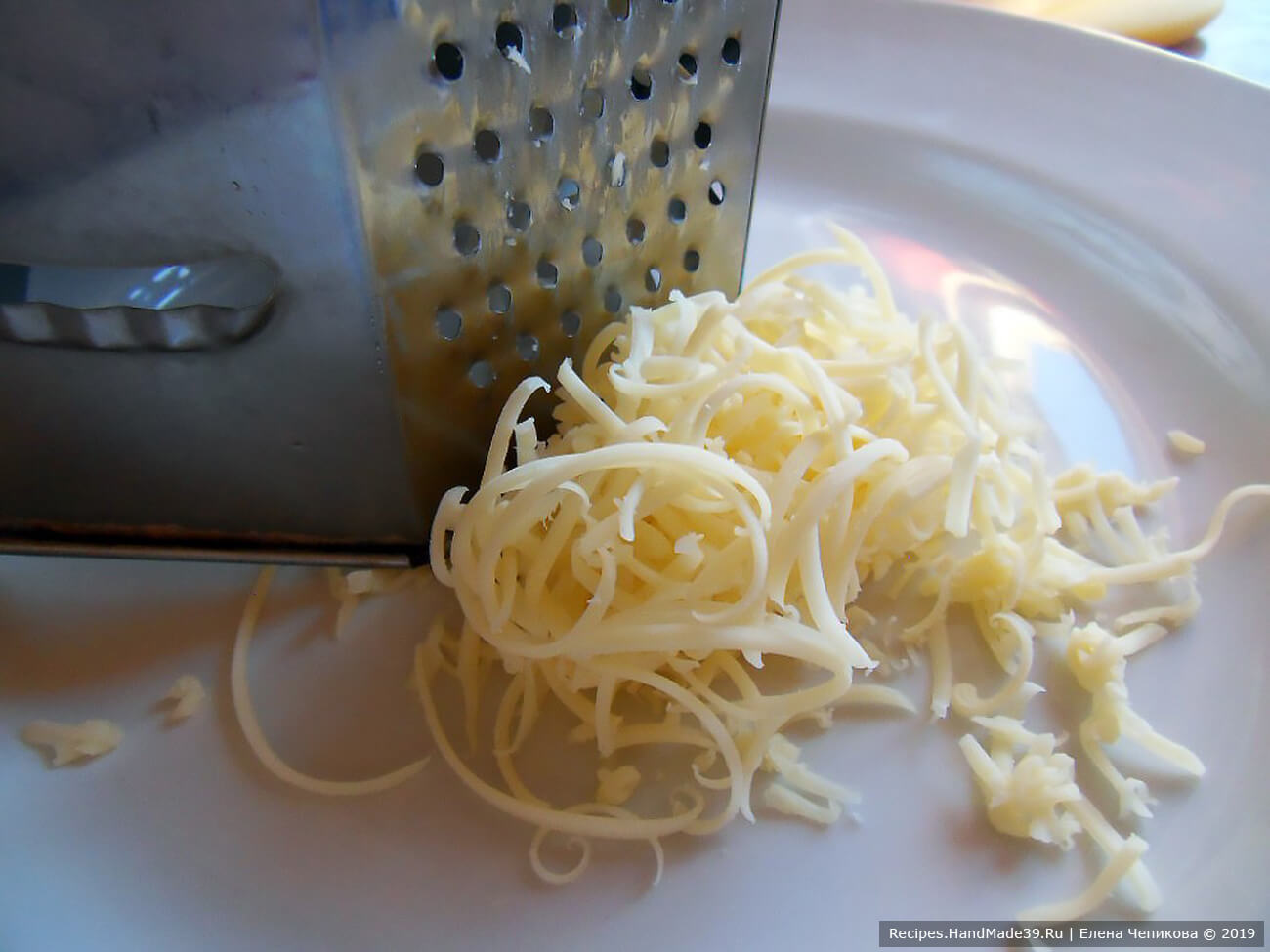 Сыр натереть на мелкой тёрке