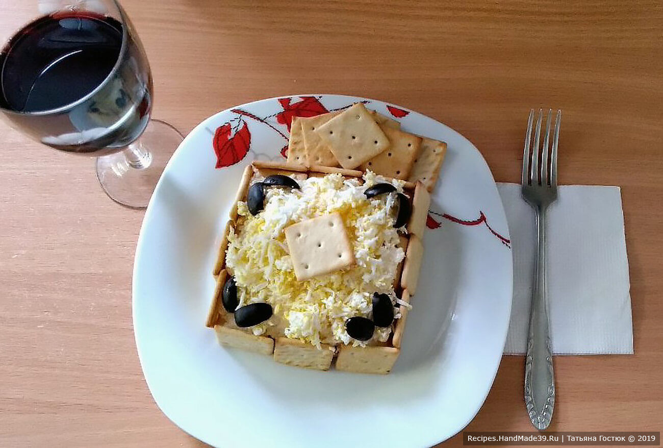 Закусочный торт-салат с тунцом, сыром и крекерами